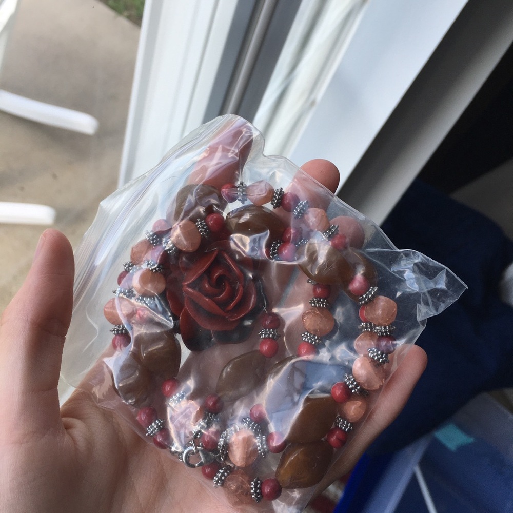 BEADED ROSE NECKLACE 🌹 - Picture 6 of 6